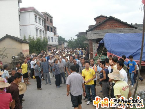 13岁的孩童要把牢底坐穿! 福星村村民每天都以这种方式与垃圾场建设进行”抗争“