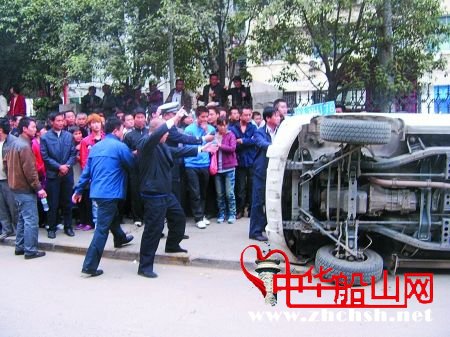今天没弄死 <wbr> <wbr>就算捡条命啊! 摊贩被城管打掉两门牙 围观市民怒掀执法车(图)