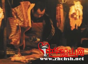 这样的鈥満弥砣忖澔垢页月穑 肉贩用白色粉末涂猪肉令其保鲜 或为有毒硼砂