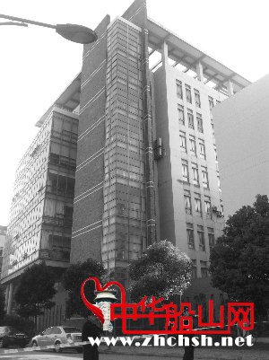 死者长已矣 <wbr>生者情何以堪! 苏州大学两名学生跳楼身亡 疑为殉情自杀(图)