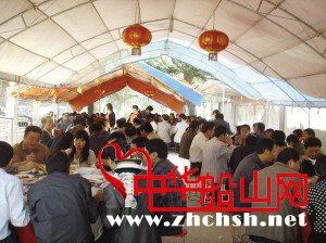 穷大方 <wbr>一样风光无限 贫困村委会新楼落成向村民发请柬 收20万礼金