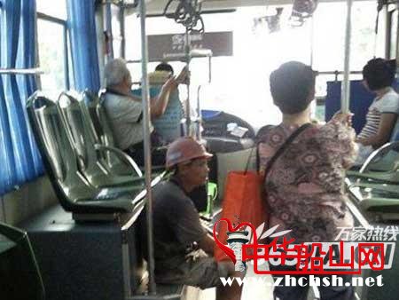 鈥溡煳垛澓巫镏校 男子嫌民工味重赶其下公交